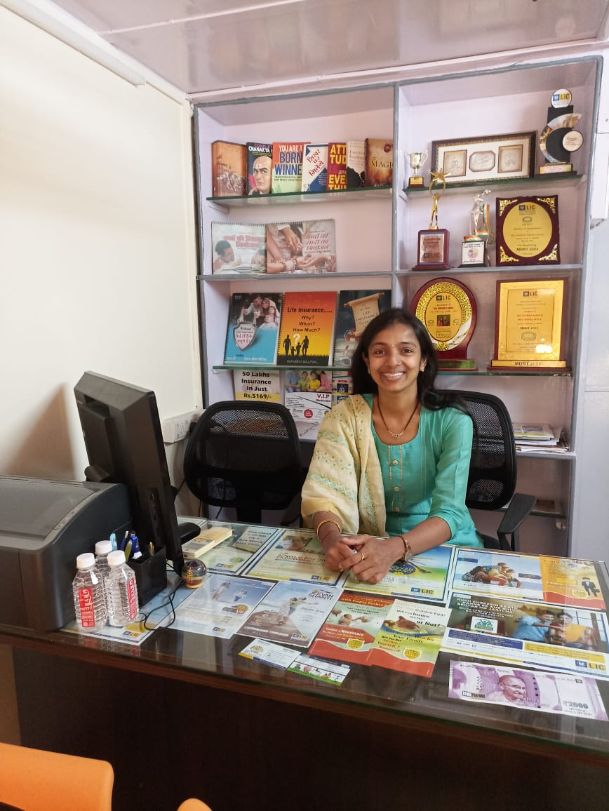 Question mark badge – frequently asked questions about insurance and mutual funds in Mumbai